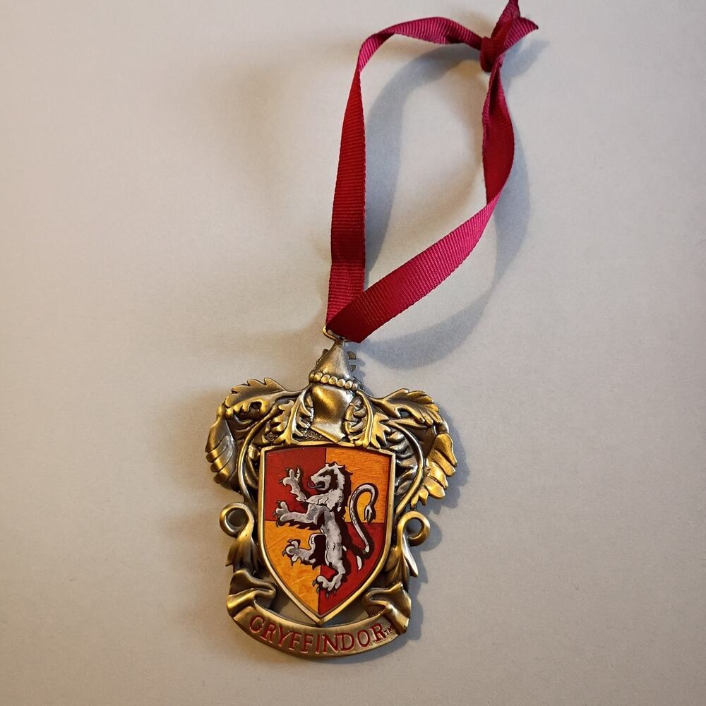 Harry Potter Noble Collection House Crest Ornament Pewter with Enamel GRYFFINDOR